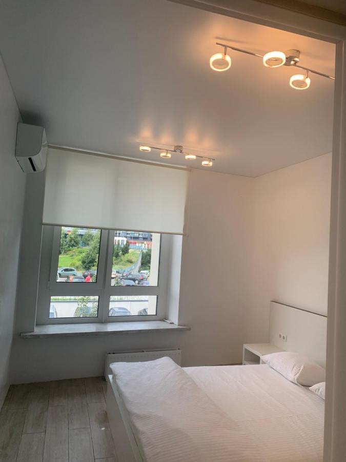 New 3 Rooms Apartment Near The Metro Station Kijev Kültér fotó