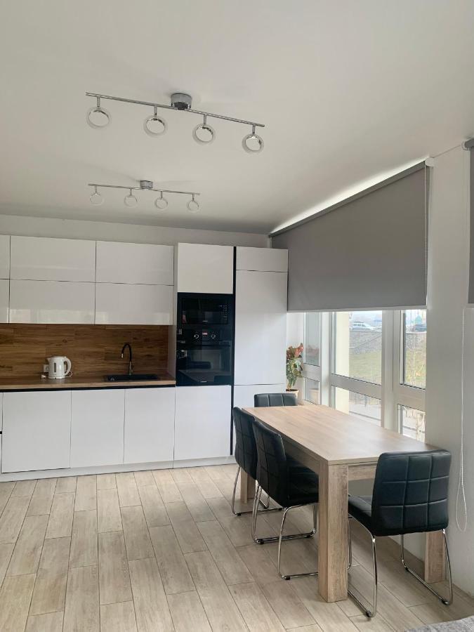 New 3 Rooms Apartment Near The Metro Station Kijev Kültér fotó