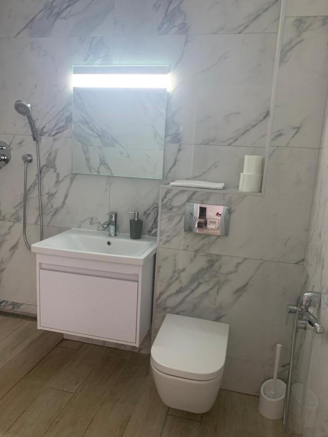New 3 Rooms Apartment Near The Metro Station Kijev Kültér fotó
