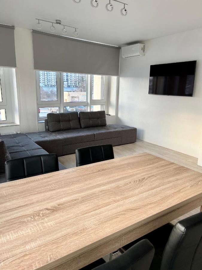 New 3 Rooms Apartment Near The Metro Station Kijev Kültér fotó