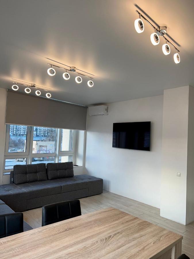 New 3 Rooms Apartment Near The Metro Station Kijev Kültér fotó