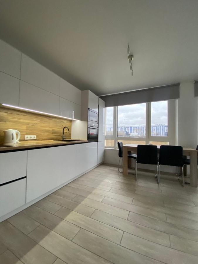 New 3 Rooms Apartment Near The Metro Station Kijev Kültér fotó
