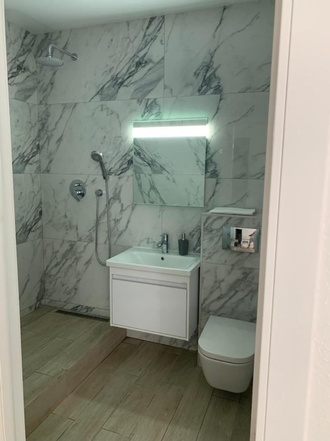 New 3 Rooms Apartment Near The Metro Station Kijev Kültér fotó