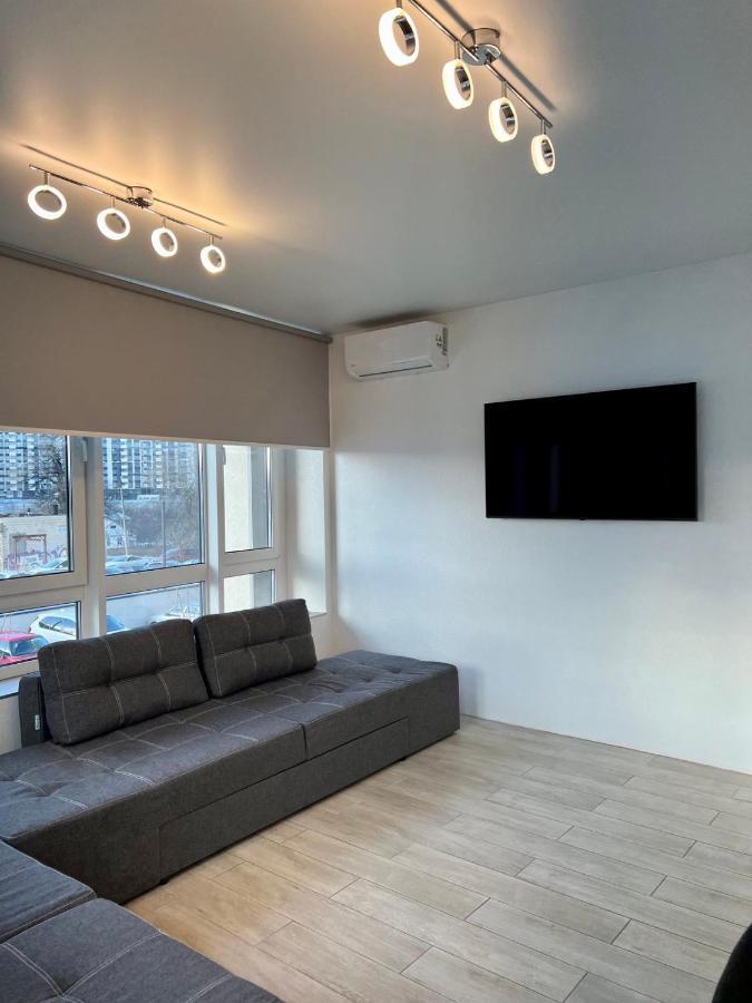 New 3 Rooms Apartment Near The Metro Station Kijev Kültér fotó